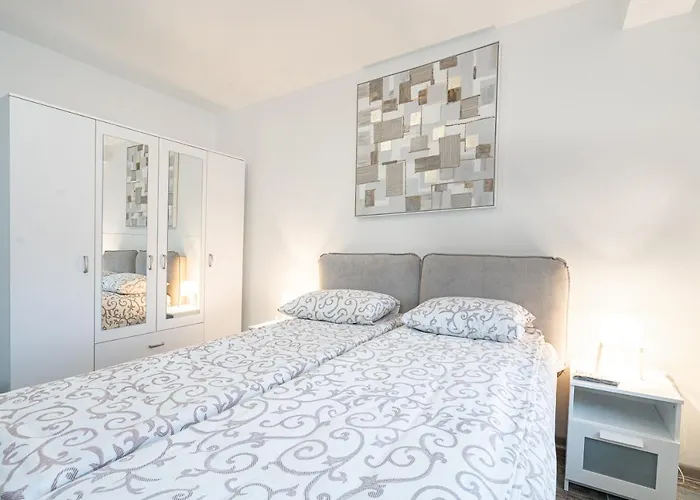 M Zlatni Breg Apartment *